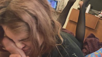 Fasz a torkában, szakadt harisnyanadrág és szakadt magassarkú.